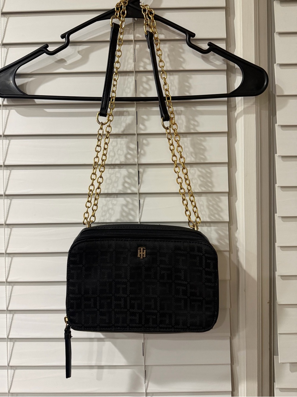🖤 Tommy Hilfiger Black Crossbody Bag with Gold Chain 💛 Best Offer Accepted!